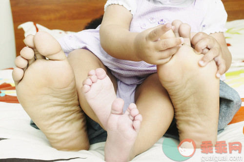 人,2到5个月,室内,人体,足_gic17046540_Baby Girl Playing with Mother's Feet_创意图片_Getty Images China