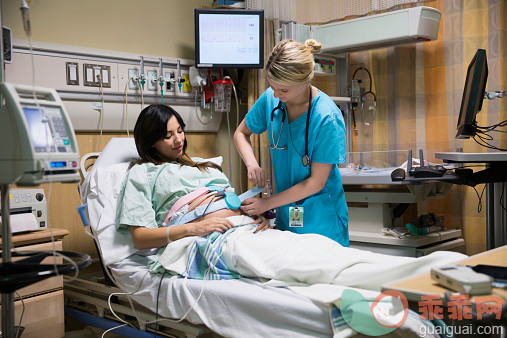 人,医疗器械,床,人生大事,健康保健_536907377_Nurse fastening band around stomach of pregnant woman_创意图片_Getty Images China