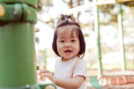 人,婴儿服装,12到17个月,户外,褐色眼睛_496688969_Young Infant Playing At Park_创意图片_Getty Images China