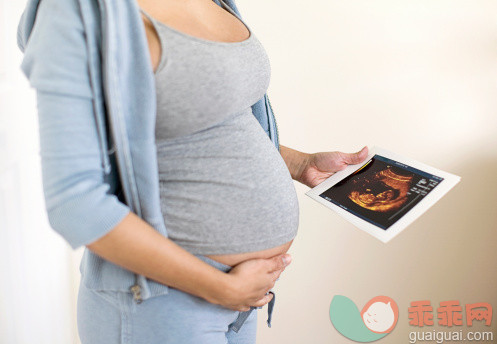 人,人生大事,技术,健康保健,室内_503857247_Pregnant woman holding sonogram_创意图片_Getty Images China