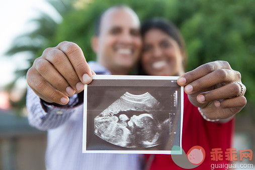 人,人生大事,户外,30岁到34岁,40到44岁_526298549_Happy couple holding sonogram_创意图片_Getty Images China