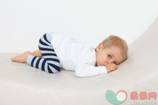 人,衣服,家具,装饰物,休闲装_98354837_Toddler lying on lounger, Berlin, Germany_创意图片_Getty Images China