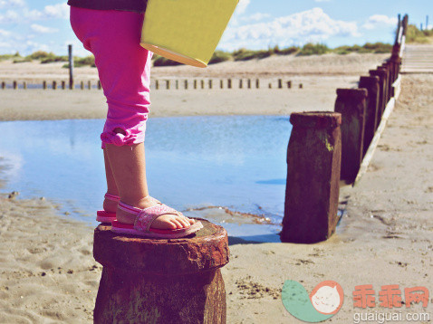 人,大桶,自然,度假,户外_148163182_Little legs at beach_创意图片_Getty Images China