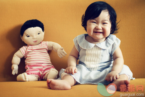 人,婴儿服装,沙发,连衣裙,室内_162592197_8 month old baby sitting with her doll_创意图片_Getty Images China