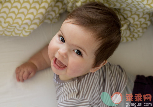 人,婴儿服装,床,室内,褐色眼睛_148214593_Baby lying on bed looking up_创意图片_Getty Images China