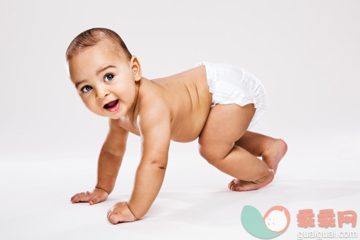 人,尿布,影棚拍摄,褐色眼睛,爬_168584469_Baby Boy Crawling_创意图片_Getty Images China