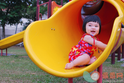 人,婴儿服装,户外,快乐,赤脚_136546260_Baby girl playing in playground_创意图片_Getty Images China