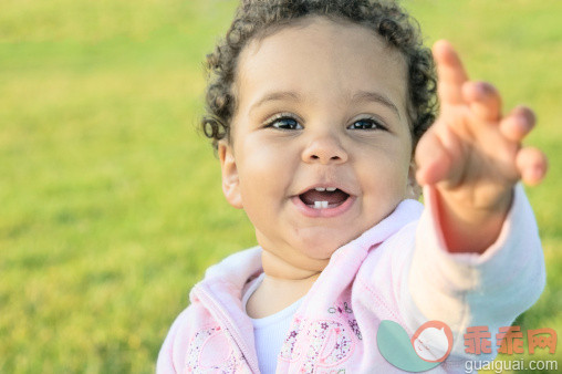 人,12到17个月,户外,人的脸部,人的嘴_155420064_Happy Smiling Baby Girl (1-2)_创意图片_Getty Images China