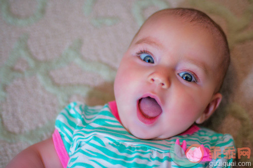 人,休闲装,婴儿服装,室内,人的嘴_507850577_Overhead portrait of wide eyed baby girl_创意图片_Getty Images China