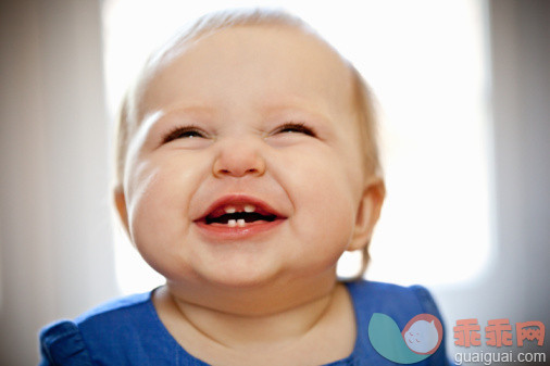 人,婴儿服装,室内,快乐,笑_102918715_girl smiling with a toothless grin_创意图片_Getty Images China