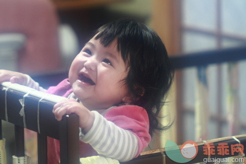 人,婴儿服装,软垫,户外,褐色眼睛_164657470_Happy Girl in Crib_创意图片_Getty Images China