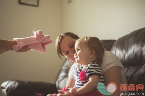 人,休闲装,住宅内部,沙发,T恤_498189117_Female toddler and mother watching sisters hand puppet_创意图片_Getty Images China