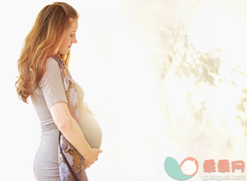 围巾,人,休闲装,人生大事,四分之三身长_gic14260628_Side view of pregnant woman outdoors_创意图片_Getty Images China