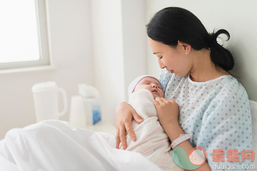 人,床,帽子,人生大事,健康保健_526296499_Asian mother holding newborn baby in hospital bed_创意图片_Getty Images China