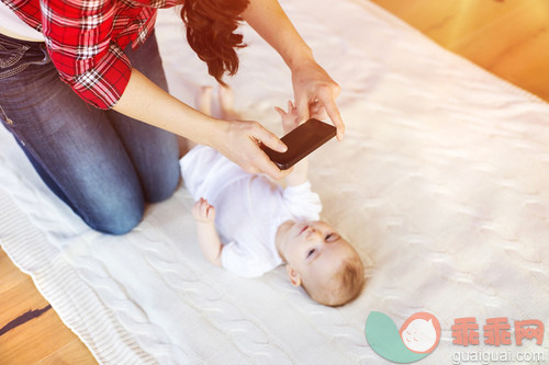 人,可爱的,家庭,母亲,父母_gic15909973_Little baby girl and her mother_创意图片_Getty Images China