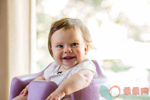 人,住宅内部,椅子,2到5个月,四分之三身长_gic14071887_Caucasian baby girl sitting in high chair_创意图片_Getty Images China