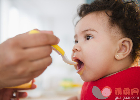 人,饮食,生活方式,室内,30岁到34岁_149616310_Mixed race mother feeding baby_创意图片_Getty Images China