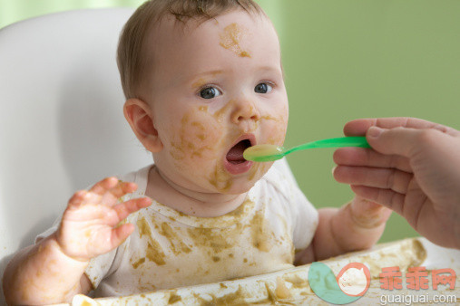 凌乱,人,饮食,室内,30岁到34岁_138710419_Mother feeding messy Caucasian baby girl_创意图片_Getty Images China