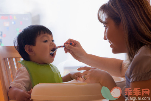 人,饮食,生活方式,12到17个月,室内_143383064_Hispanic mother feeding baby boy_创意图片_Getty Images China