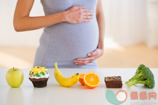 厨房,人,食品,室内,中间部分_102760398_Pregnant woman standing behind a row of food_创意图片_Getty Images China