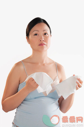 测量,人,休闲装,手帕,人生大事_126162654_Portrait of a pregnant woman holding napkins_创意图片_Getty Images China
