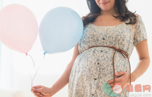 人,气球,人生大事,室内,中间部分_494324307_Pregnant Hispanic woman carrying balloon_创意图片_Getty Images China
