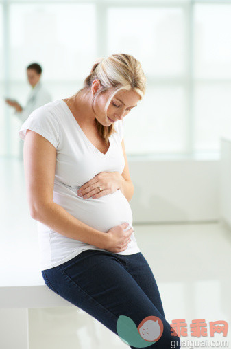 人,床,人生大事,四分之三身长,室内_167447237_Pregnant Caucasian woman holding stomach_创意图片_Getty Images China