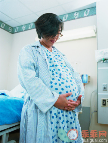 人,床,健康保健,四分之三身长,室内_81716065_Pregnant Asian woman in hospital gown_创意图片_Getty Images China