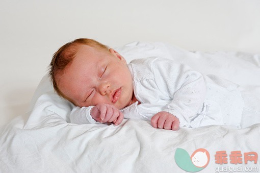 人,婴儿服装,室内,白人,躺_556452583_Baby, 4 weeks old, girl sleeps relaxed_创意图片_Getty Images China