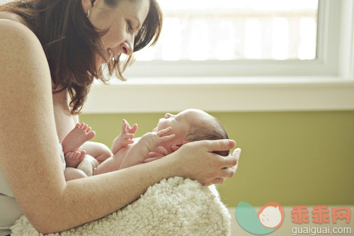 人,生活方式,室内,中间部分,30岁到34岁_gic14048166_Caucasian mother holding newborn baby_创意图片_Getty Images China