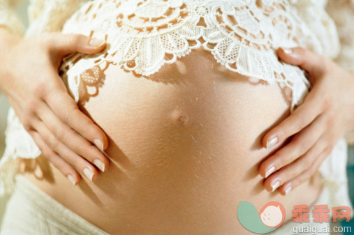 人,人生大事,室内,中间部分,25岁到29岁_sb10069413e-001_Pregnant woman touching belly, close-up, mid section_创意图片_Getty Images China