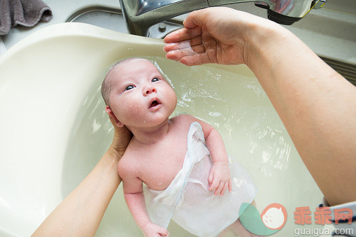 人,浴盆,褐色眼睛,快乐,满意_572287043_Mothers POV of bathing her baby_创意图片_Getty Images China