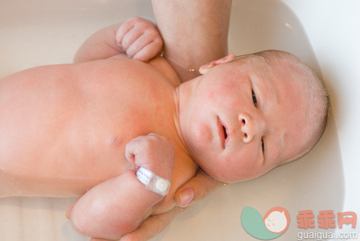 人,浴盆,生活方式,室内,毛巾_128264308_1 day old baby_创意图片_Getty Images China