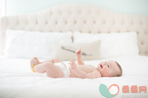 人,半装,床,尿布,室内_169324846_Baby girl giggling on bed_创意图片_Getty Images China