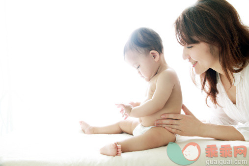 人,半装,床,尿布,室内_141655292_mother&baby_创意图片_Getty Images China