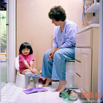 家庭生活,生活方式,摄影,教,父母_AA014069_Mother Potty Training Her Daughter_创意图片_Getty Images China