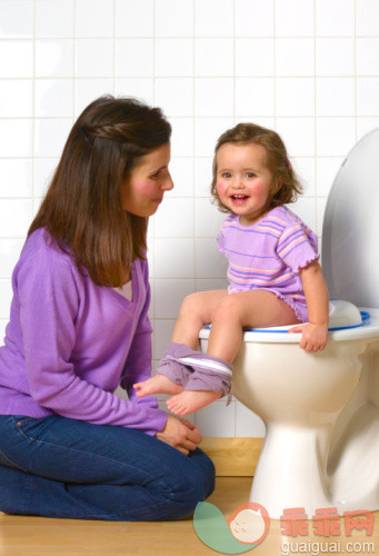 人,休闲装,半装,住宅内部,牛仔裤_97577403_Mother toilet training daughter_创意图片_Getty Images China