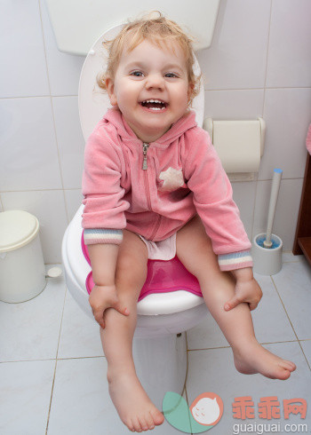 室内,人的脸部,绿色眼睛,快乐,坐_157444026_Baby girl sitting in the bath_创意图片_Getty Images China