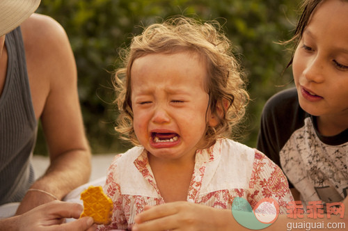 人,户外,曲奇,表现消极,抗议_gic14293522_Crying child at picnic table, others comforting_创意图片_Getty Images China
