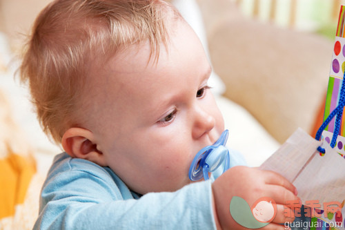 可爱的,美女,快乐,家,休闲_gic15214684_Young baby boy with a dummy in his mouth_创意图片_Getty Images China