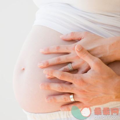 人,衣服,人生大事,健康保健,影棚拍摄_83781409_Husband's and Wife's Hands on Pregnant Belly_创意图片_Getty Images China