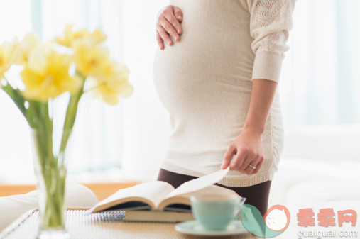 人,饮食,花束,人生大事,生活方式_494324321_Pregnant Hispanic woman reading book_创意图片_Getty Images China