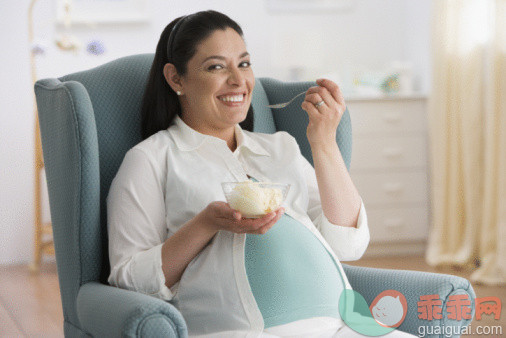 人,人造物,容器,食品,银餐具_87419019_Pregnant Hispanic woman eating ice cream_创意图片_Getty Images China