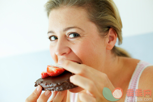 人,饮食,甜食,生活方式,室内_149317148_Smiling woman eating cake_创意图片_Getty Images China