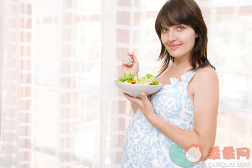 人,饮食,休闲装,人生大事,生活方式_130409492_Pregnant woman eating bowl of salad_创意图片_Getty Images China