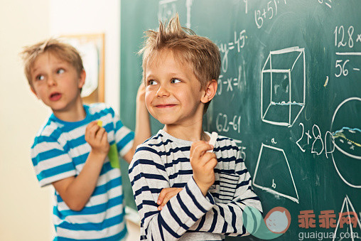 人,教育,科学,室内,黑板_478043728_Math is fun - boys standing at the blackboard_创意图片_Getty Images China