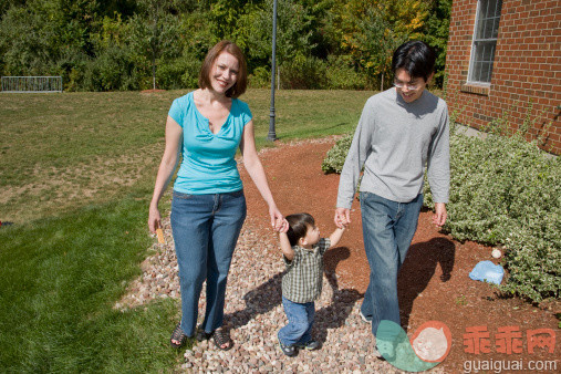 人,户外,快乐,爱的,深情的_125979165_Interracial family of mid 30s Caucasian wife and Asian husband, with their Eurasian toddler son, out for a walk_创意图片_Getty Images China