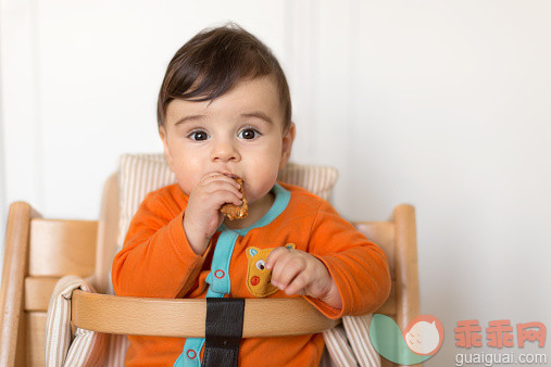 人,饮食,婴儿服装,室内,棕色头发_534749213_Baby boy in a high chair_创意图片_Getty Images China