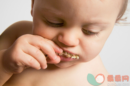 人,住宅内部,室内,面包,看_88623528_A baby girl eating a biscuit_创意图片_Getty Images China