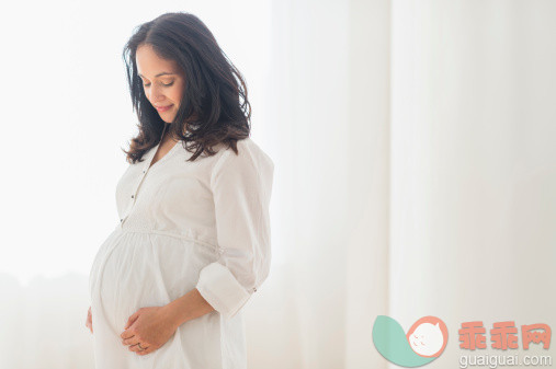 人,人生大事,四分之三身长,室内,35岁到39岁_494324313_Pregnant Hispanic woman touching her belly_创意图片_Getty Images China